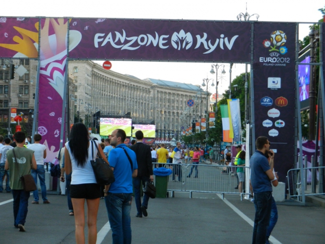 На Крещатике полным ходом идет возведение Eurovision Village: 13 тысяч квадратных метров в Киеве станут официальной фан-зоной "Евровидения - 2017"