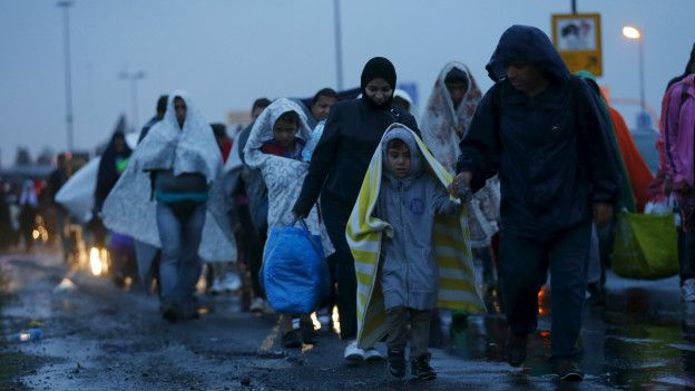 Если Германия не закроет границы, мигранты поставят ЕС на колени, - политик