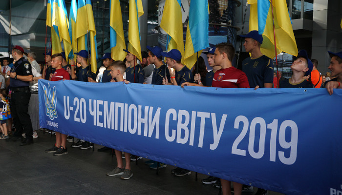 Сборная Украины U-20 прилетела домой в Киев: фото и видео триумфальной встречи чемпионов мира 