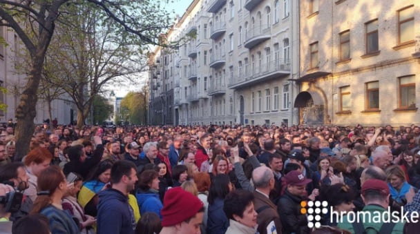 "Спасибо, Петр!" – тысячи украинцев вышли под стены Администрации президента поблагодарить Порошенко - видео