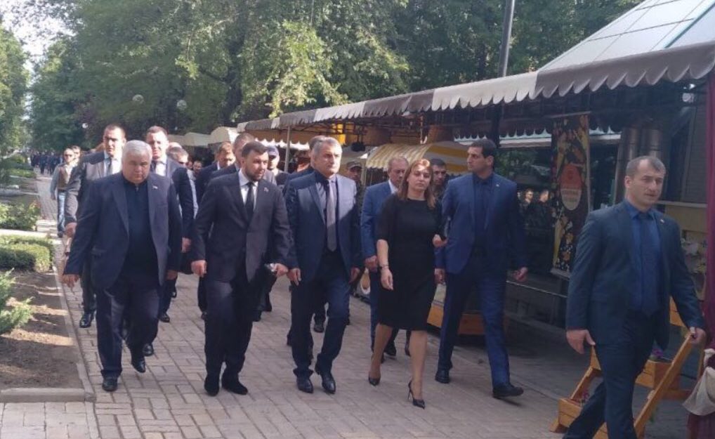 Депутаты Госдумы, сенаторы РФ, "делегации ЛНР" и Абхазии: кого отправили на похороны оплакивать Захарченко - кадры