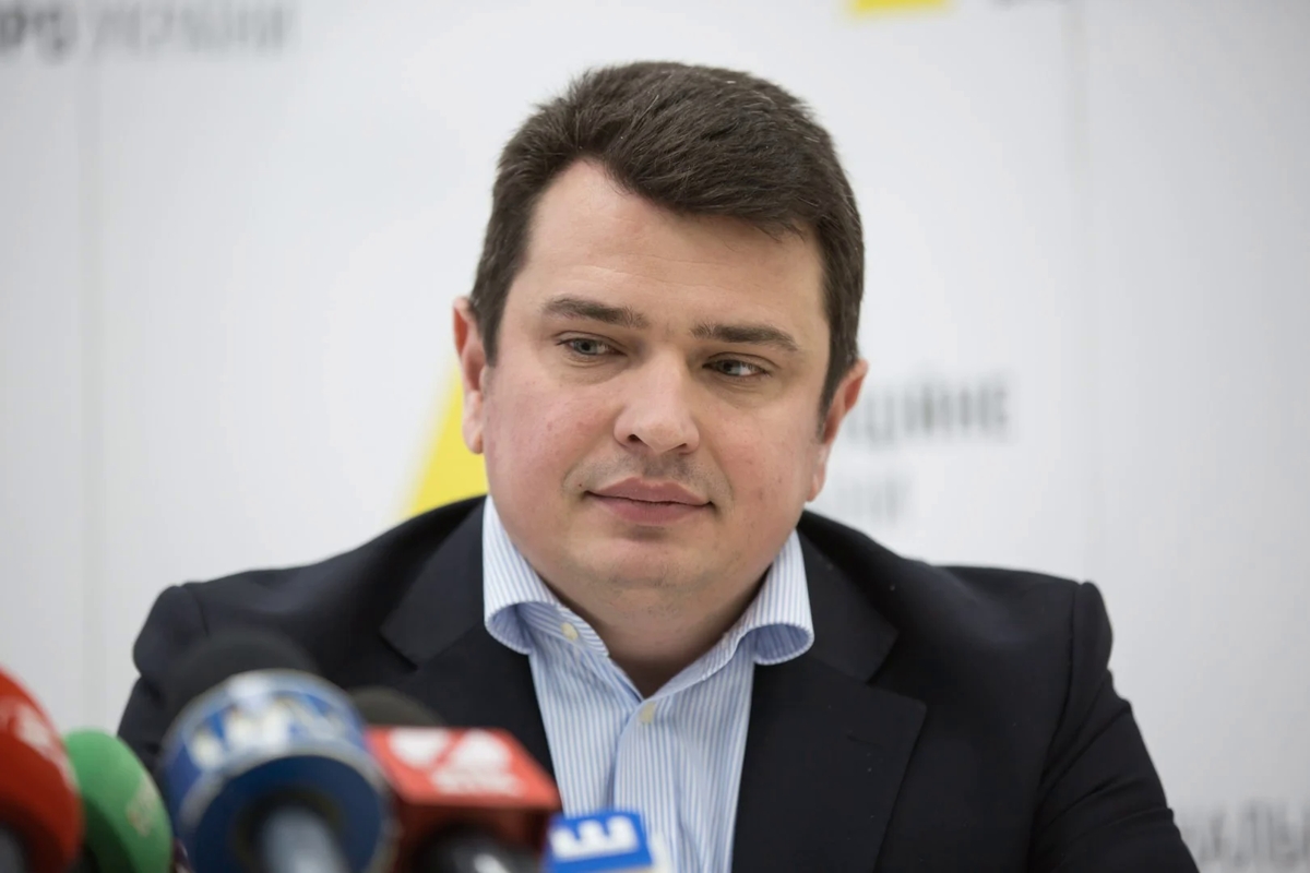 ​КСУ признал "неконституционным" указ Порошенко о назначении Сытника директором НАБУ: детали и последствия