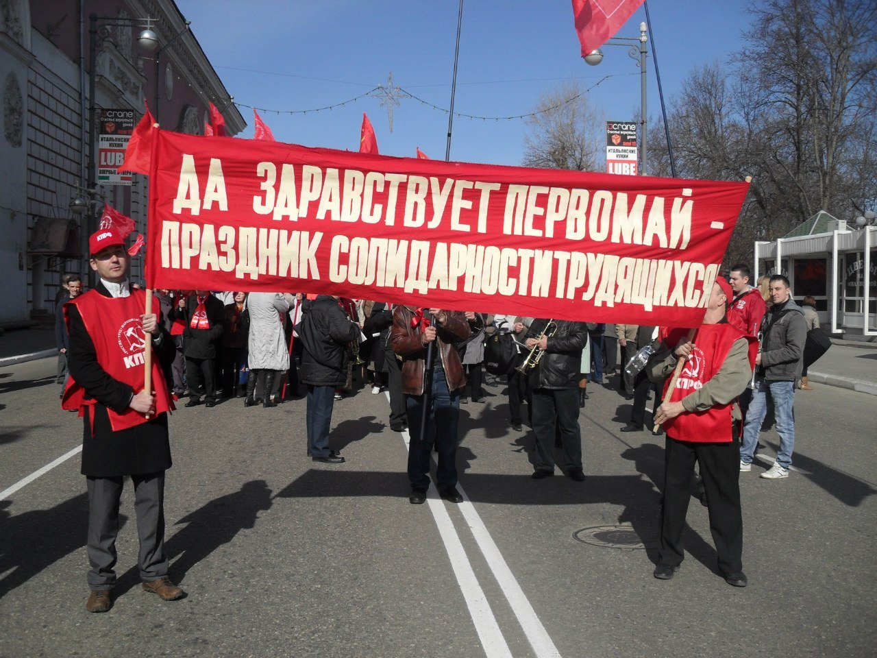 Люди с флагами КПУ вышли на митинг в Николаеве - их пытаются остановить патриоты