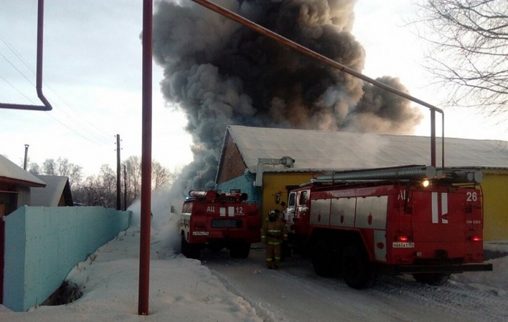10 человек заживо сгорели во время пожара на складе в Новосибирской области - кадры