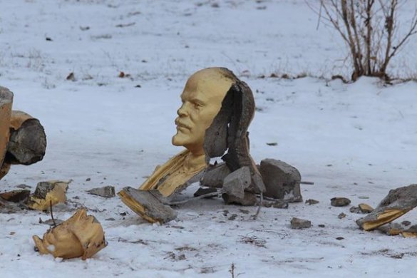 В Харьковской области разрушен еще один памятник Ленину 