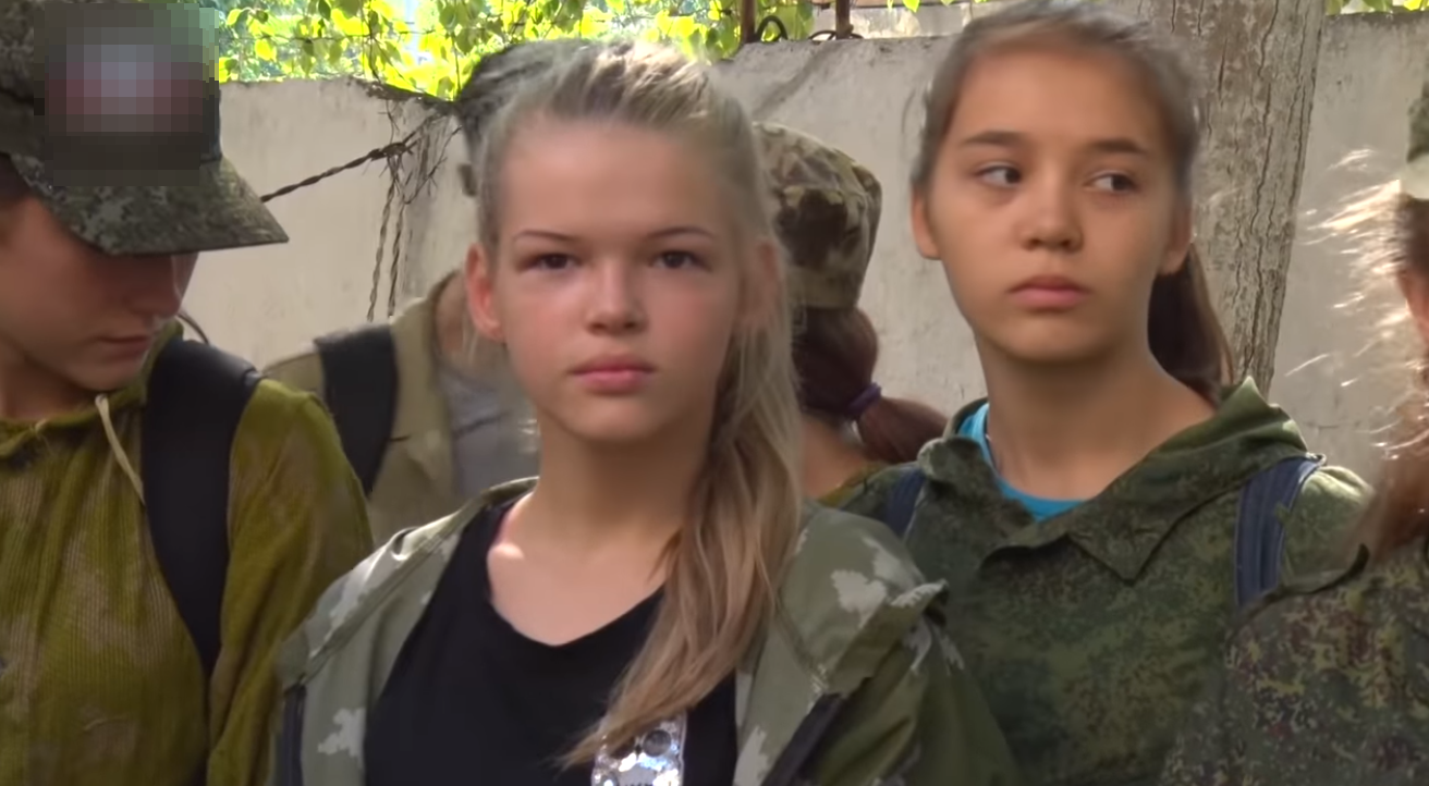 Взрослые закончились - боевики "ДНР" начали учить детей, как убивать: кадры