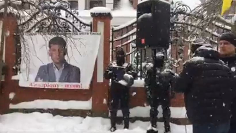 Под домом Луценко сторонники Саакашвили устроили Майдан: протестующих сдерживают вооруженные силовики, активисты озвучили требования -кадры