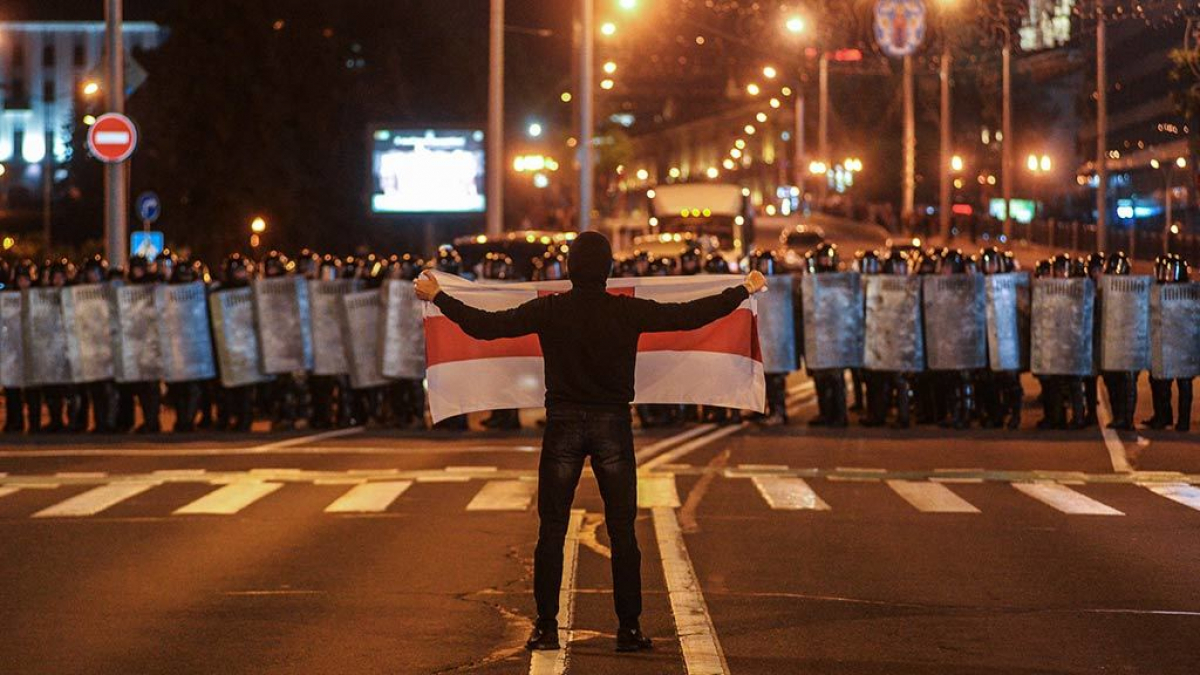 Человек в черном начал стрелять на протестах в Беларуси: в Сети показали видео