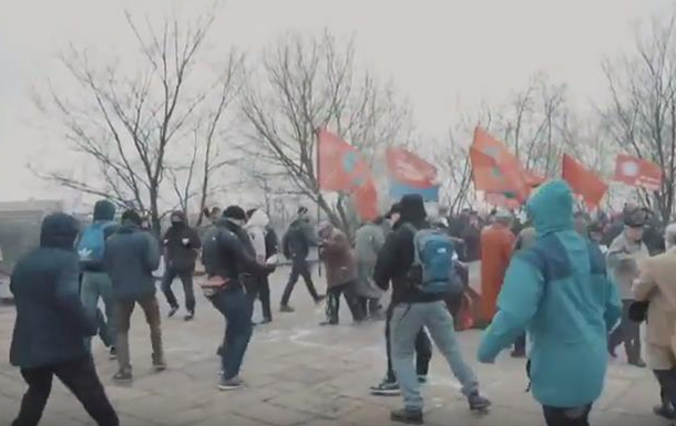 "Азовцы" разогнали коммунистический митинг в центре Киева 