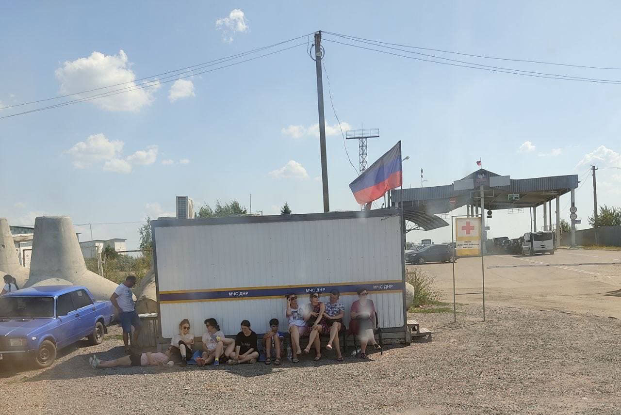 "Воды нет, укрытия от солнца нет, полно детей", – наемники "ДНР" несколько часов держали людей на "Мариновке"