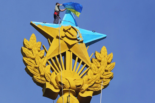 Как в историческом центре Москвы на шпиль сталинской высотки крепили украинский флаг