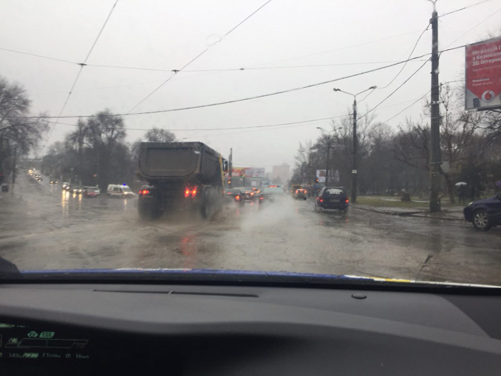 Одессу заливает сильными дождями: из-за ливней трамваи не могут проехать по рельсам, город застрял в огромных пробках - подробности 