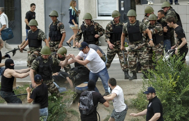 В Одессе произошли массовые столкновения "евромайдановцев" и милиции