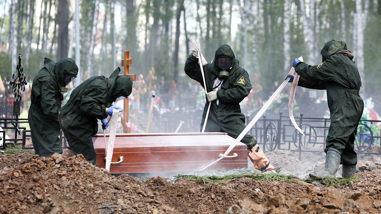 Впервые число умерших более 1000: врач назвал ситуацию с COVID-19 в России "близкой к критической"