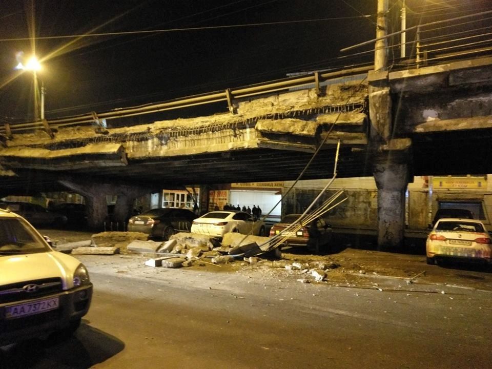 В Киеве случилась ужасная трагедия: рухнул один из известных аварийных мостов столицы - обнародованы кадры