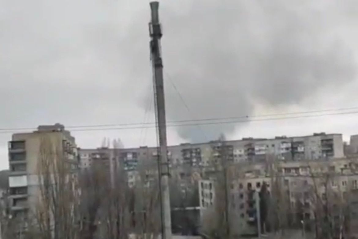 ​В Кадиевке мощный "прилет" по фурам с БК: жители показали детонацию под звуки сирен