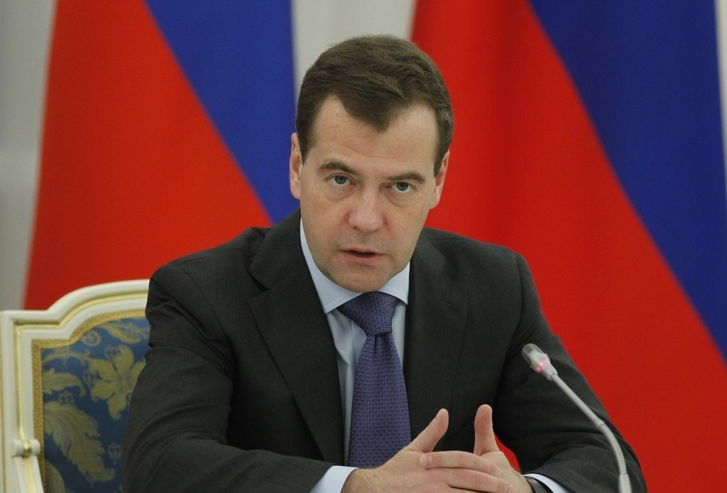 Медведев позвал Обаму в гости: автор хита "денег нет, но вы держитесь" вспомнил про "порванную в клочья" экономику России