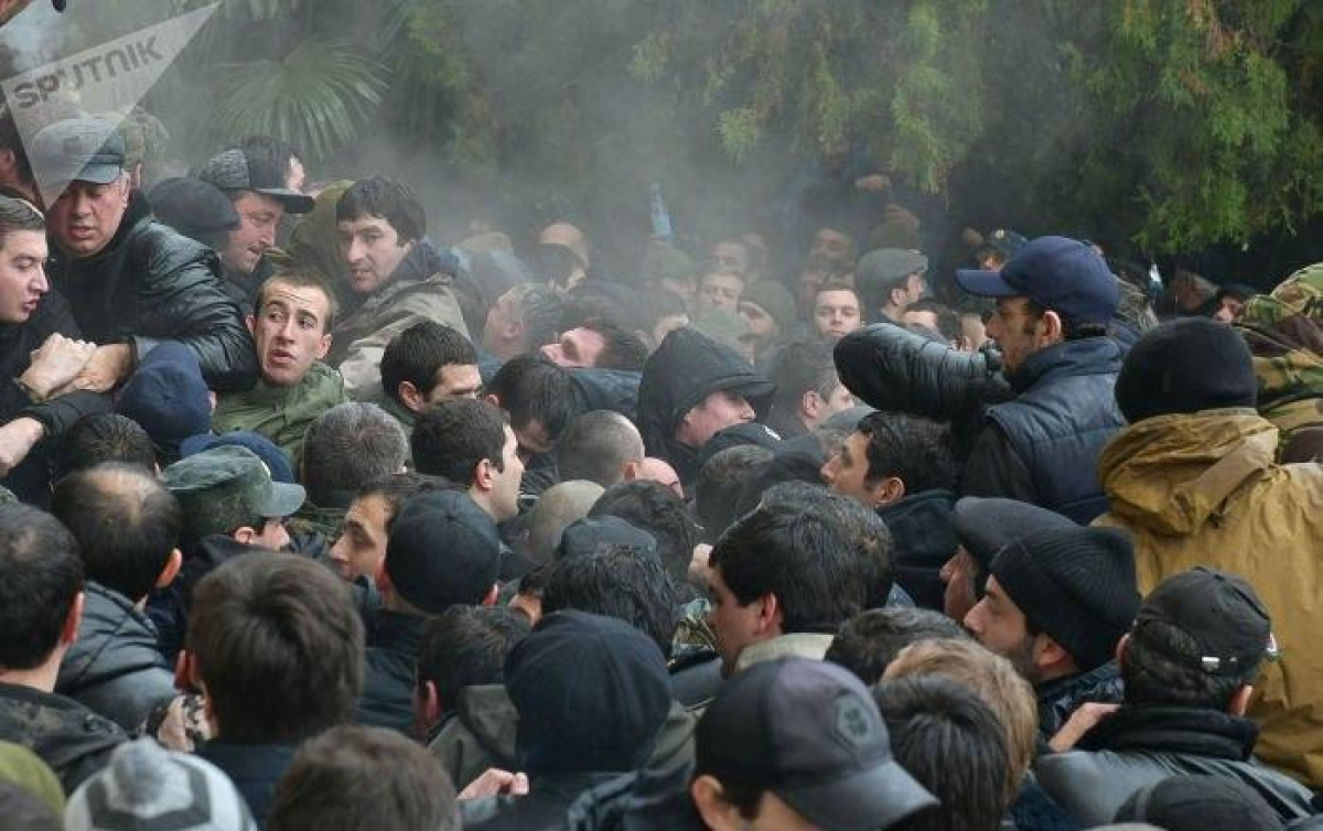 "Наша армия соблюдает нейтралитет",  - "министр обороны" оккупированной Абхазии о перевороте в Сухуме