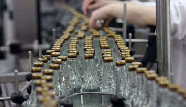Ударили пьянством по санкциям и безденежью: в России за полгода на 20% увеличили производство водки