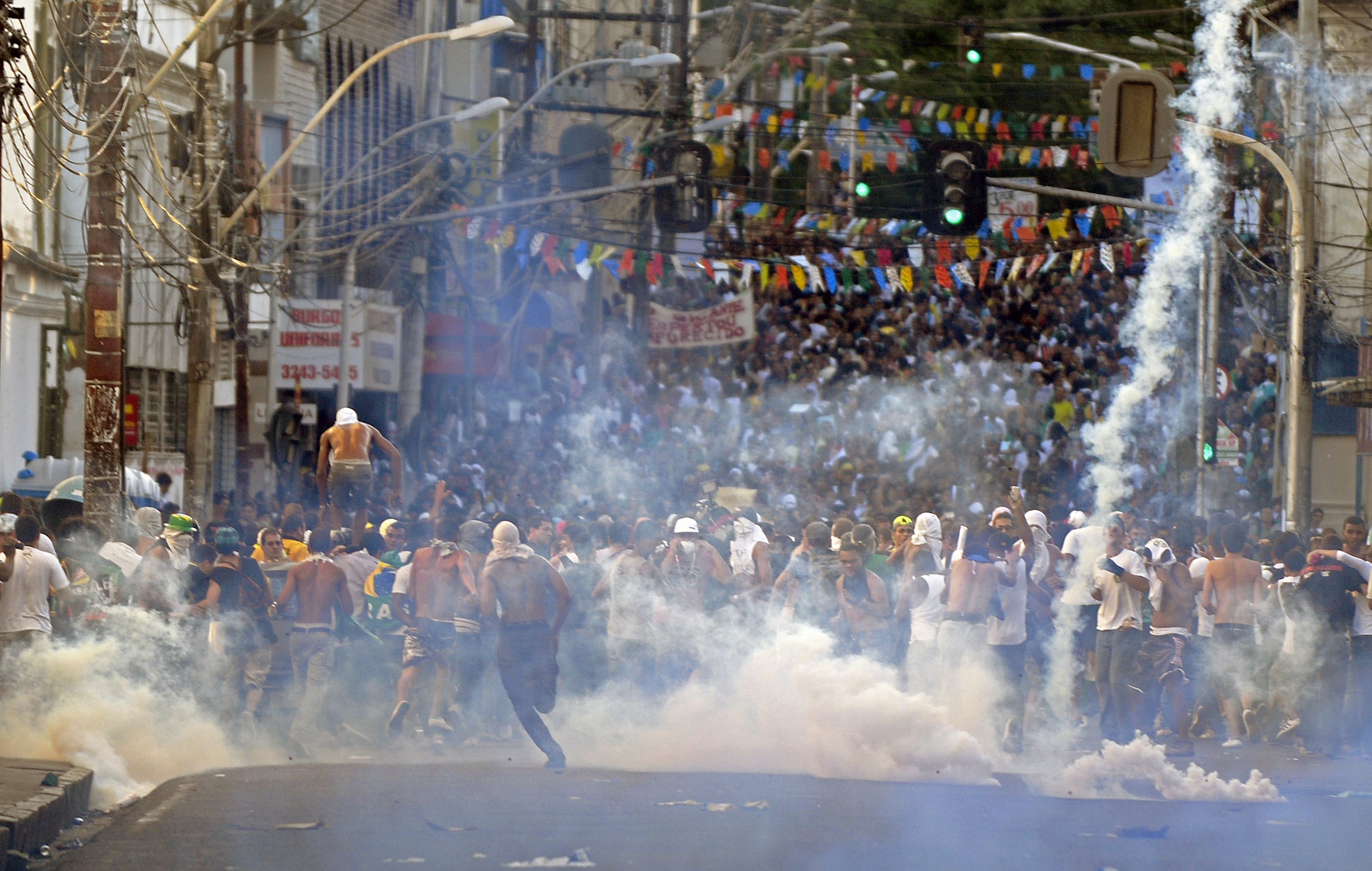 Бразильские протестующие требуют отставки правительства