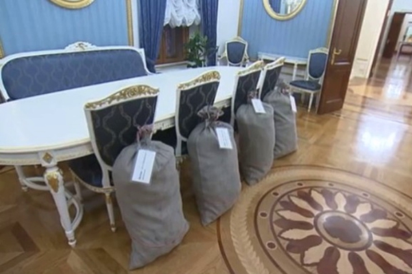 ​Лукашенко привез в Москву Путину картошку и сало - символический подарок поставил в тупик экспертов