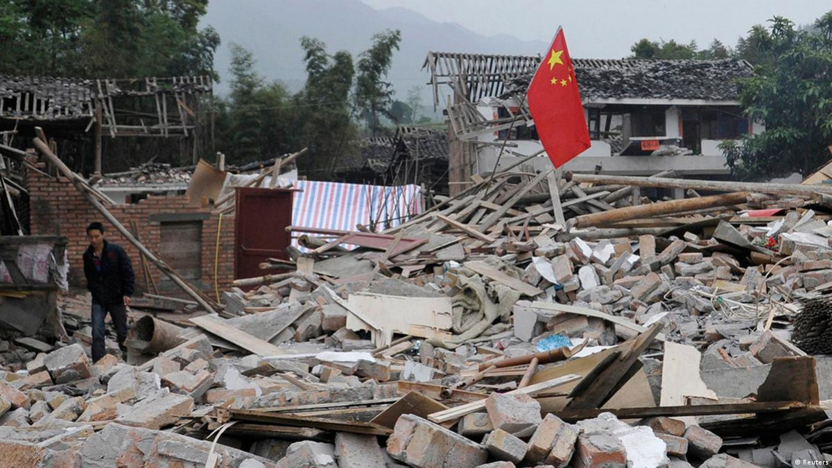 ​"Я выбежала на улицу в тапочках при –10 градусов", – в Китае произошло мощное землетрясение, кадры