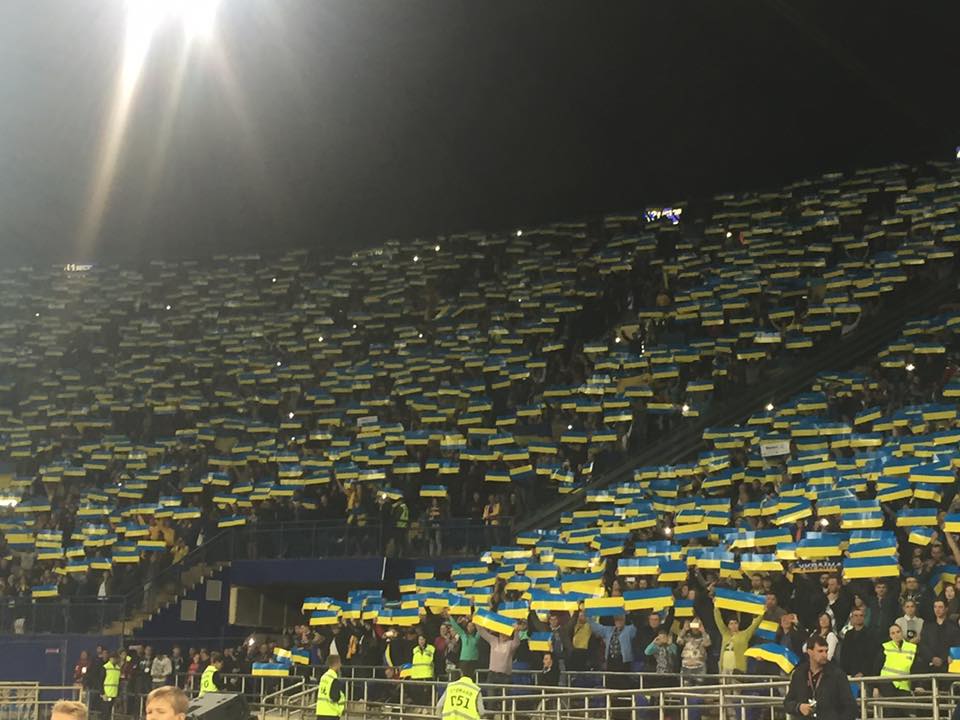 Россияне в шоке: 40 тысяч болельщиков из Харькова держат украинские флаги на игре Украина - Турция, - кадры