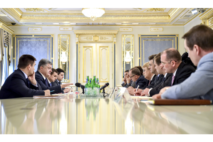 Депутаты Европарламента пообещали Порошенко сохранить санкции против России