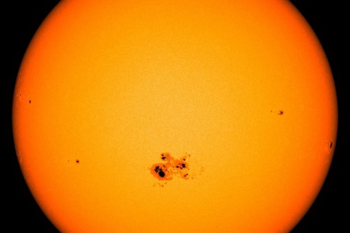СМИ: на Солнце появилось пятно, которое в 10 раз превышает размеры Земли