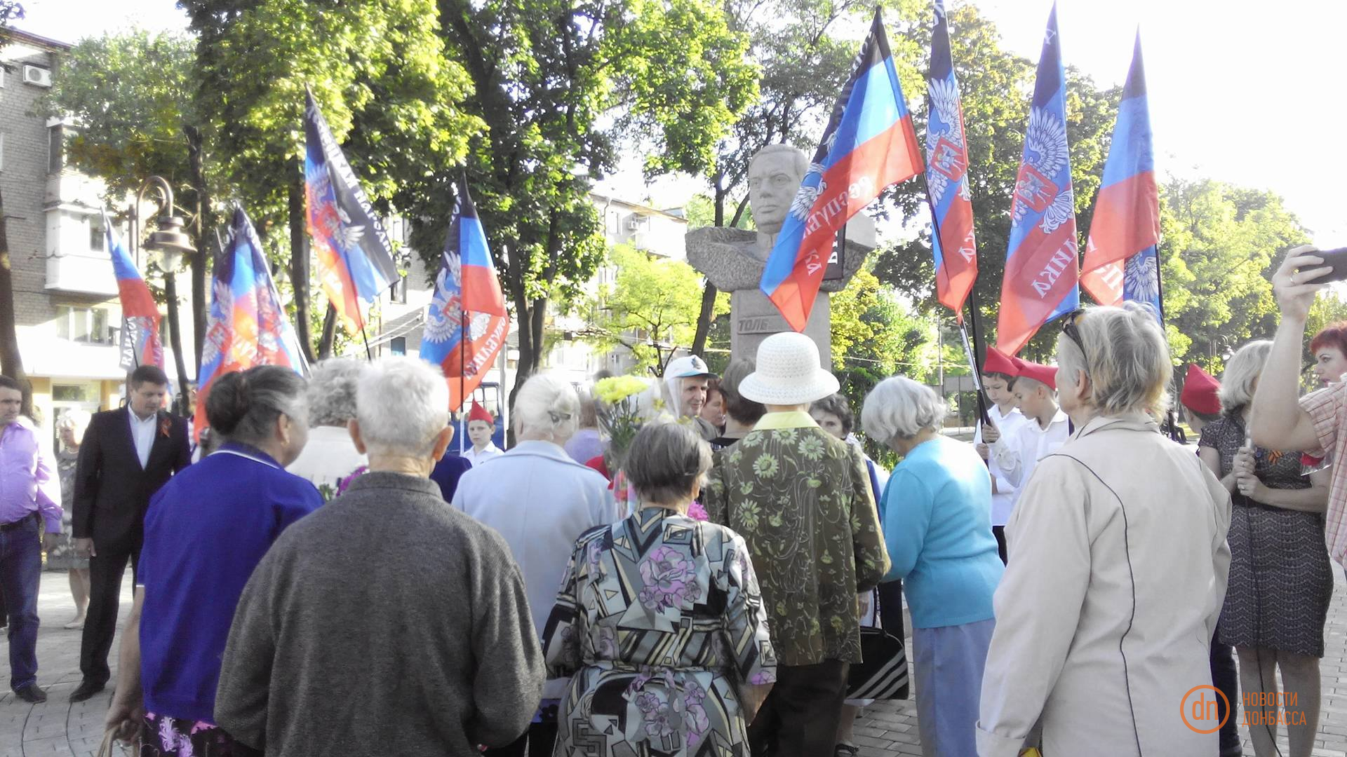 Дети-пионеры, ветераны и флаги террористической "ДНР": как в Донецке отметили годовщину освобождения Донбасса от фашистов