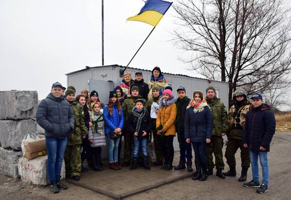 Рождественский сюрприз для защитников Мариуполя: в Сети появились снимки, как дети с Камышеватого объехали все блокпосты в зоне АТО, чтобы поздравить полицейских