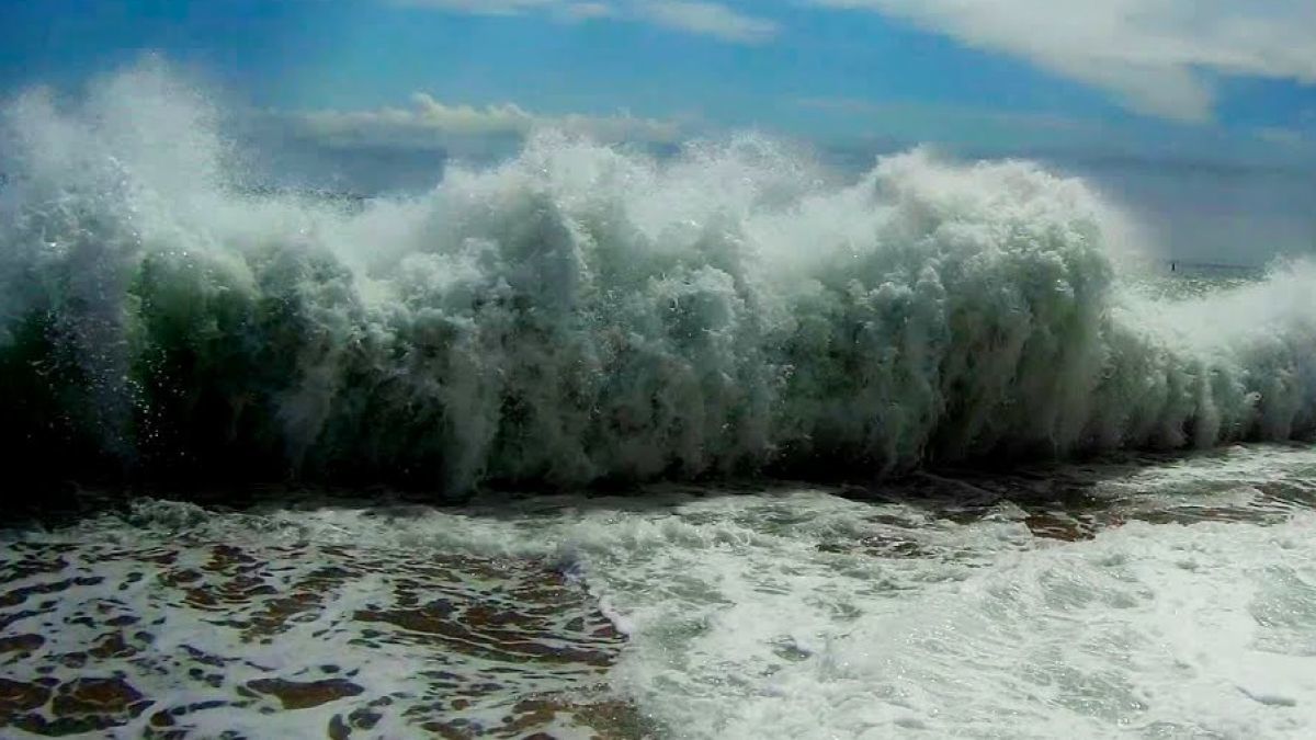 Мощный шторм в Крыму: море вышло из берегов и затопило трассу Саки - Евпатория 