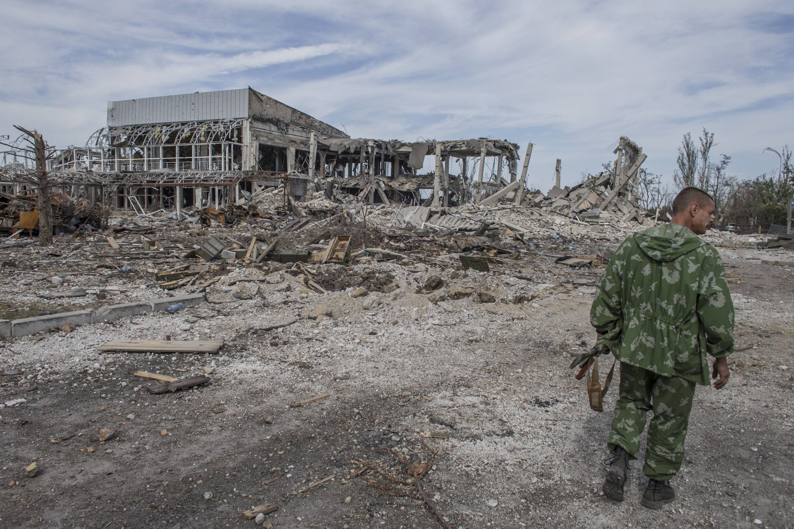 СЦКК: В Донецком аэропорту более двух часов продолжается обстрел