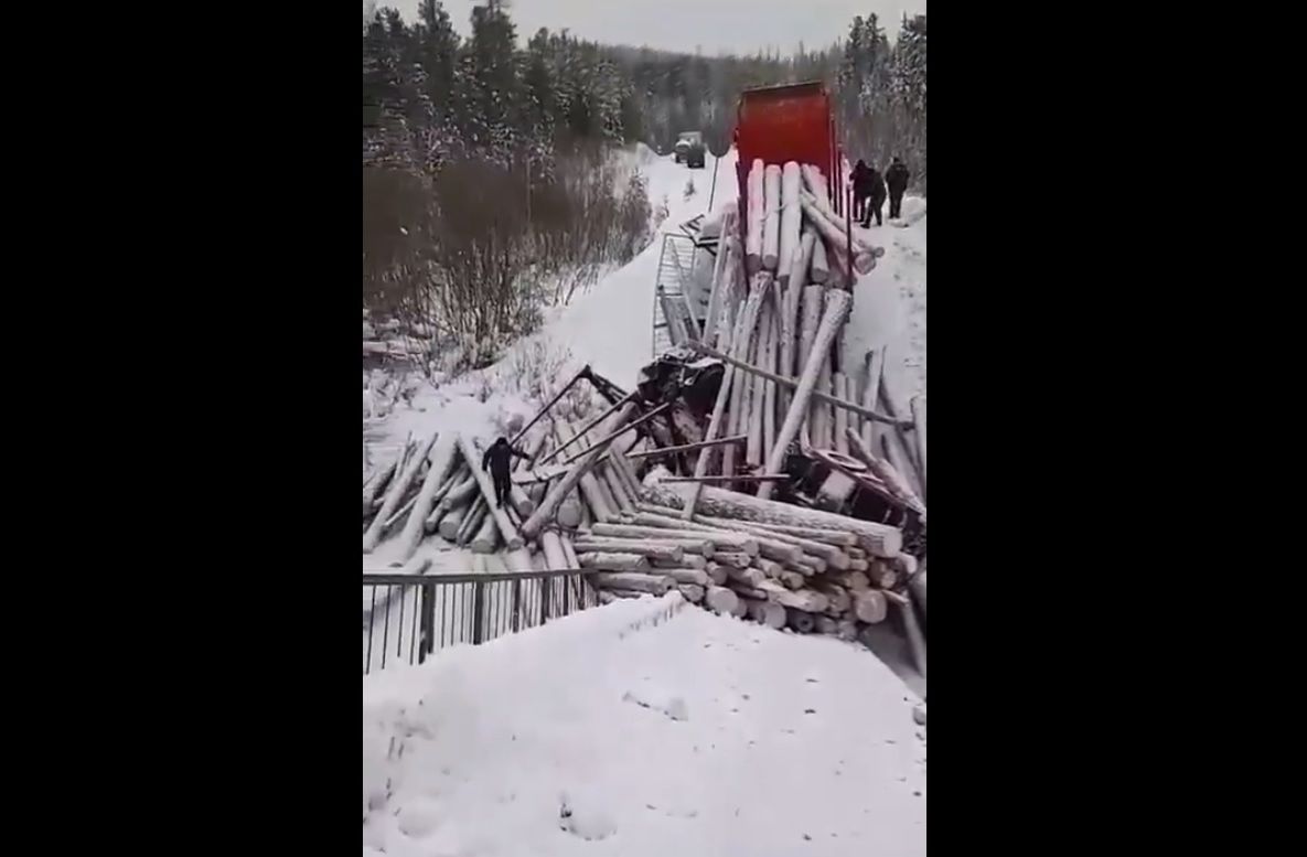 В России в реку рухнул мост вместе с грузовиком: появилось видео обвала