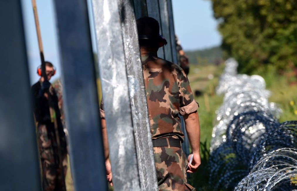 Парламент Венгрии разрешил использование армии для сдерживания мигрантов