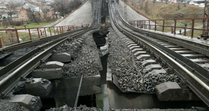 АТЦ: боевики подорвали железнодорожный мост в Луганской области