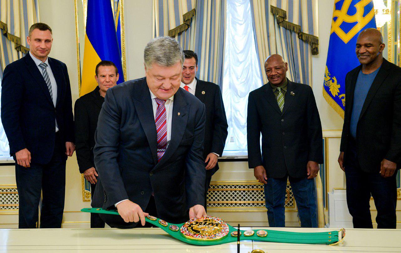 Флаг Украины на бриллиантовом поясе WBC: Порошенко сделал важное заявление о будущем украинского спорта - кадры