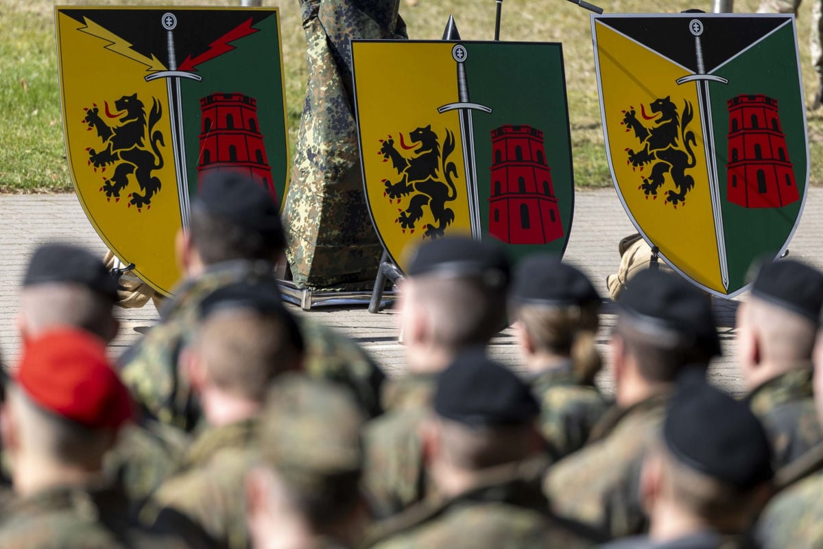 Германия просыпается: под саундтрек "Властелина колец" Бундесвер показал мощь НАТО у границ РФ