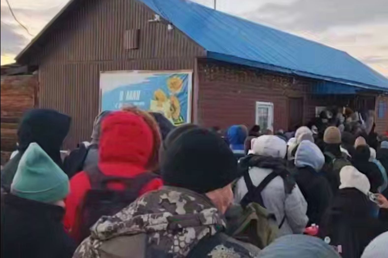 В Сибири поселок оказался на грани голода: продуктов нет, у магазинов дежурит полиция