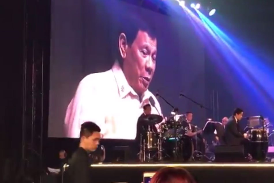 Трамп заставил петь "сумасшедшего"  Дутерте: в Сети появилось видео визита главы США в Филиппины - кадры