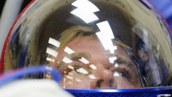 Российские ученые создадут скафандр, который возвращает космонавта на станцию