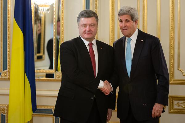 Порошенко обсудил с Керри последние события в Донбассе