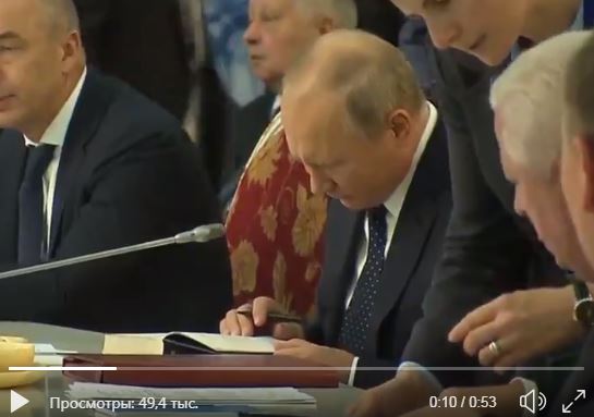 "Видно, что читает по слогам", - Путин на публичном мероприятии опозорился с книгой Пушкина – кадры "взорвали" Сеть