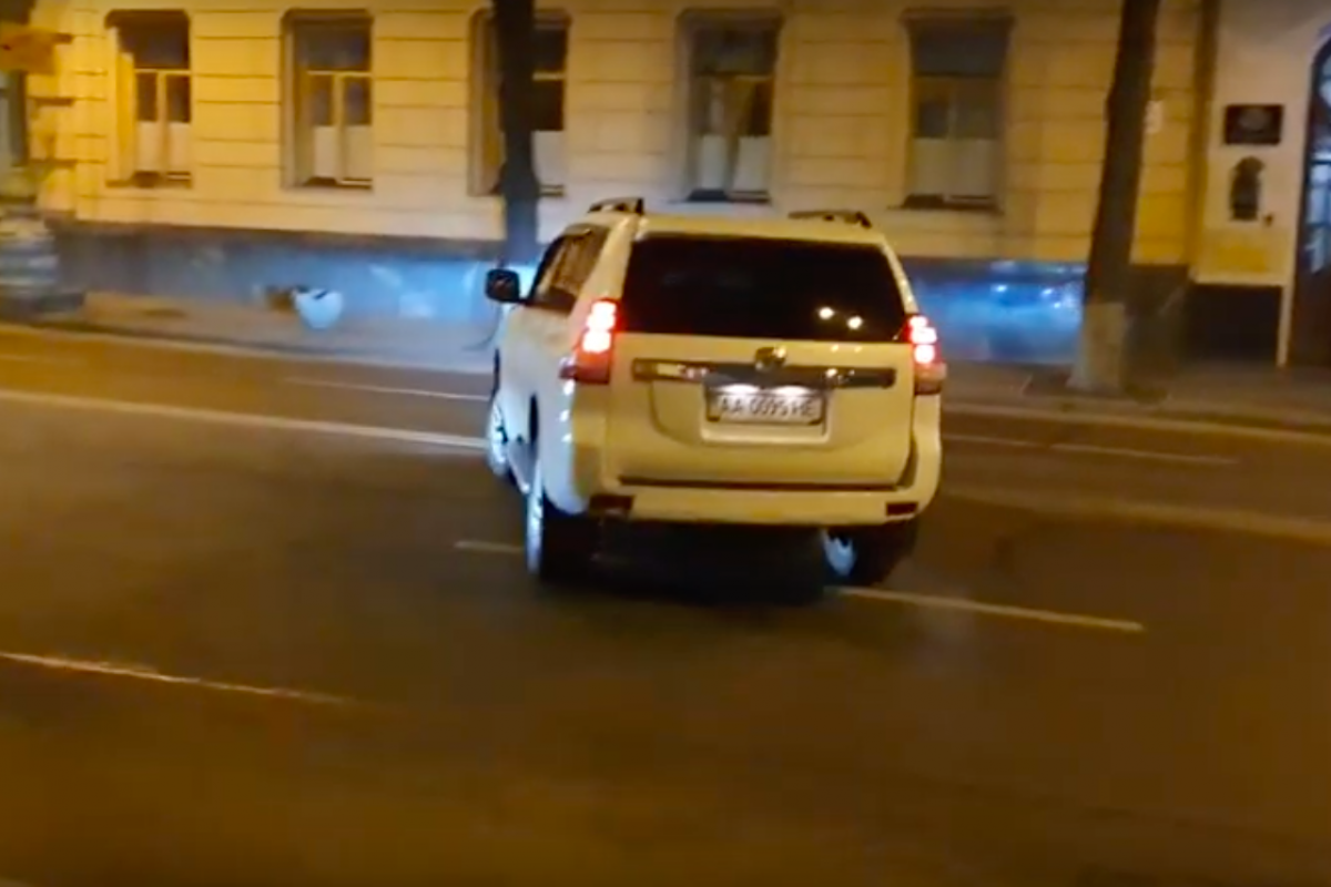 ​"Слуга народа" Юзик, убегая от избирателей, нарушил ПДД и чуть не спровоцировал в аварию: видео