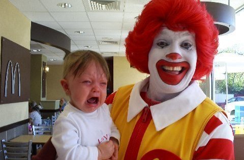 Сеть быстрого питания McDonald's может ликвидировать своего знаменитого клоуна-талисман из-за страха американцев