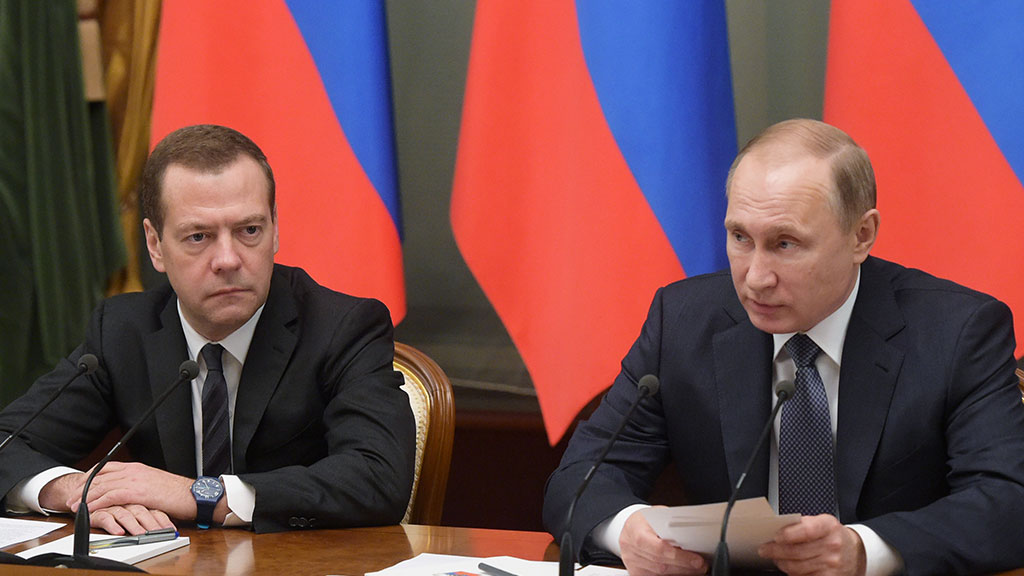 Путин готовится убрать Медведева? Громкий конфликт в российской власти обострился до предела