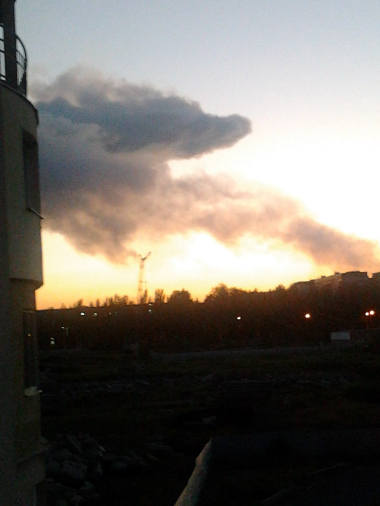 Над Донецком стоит густой столб дыма