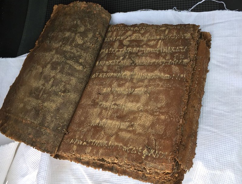 Турецкие полицейские нашли старинную кожаную Библию при досмотре автомобиля – кадры