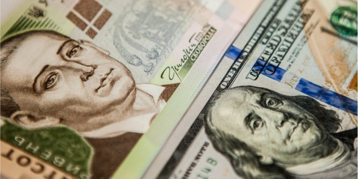 Доллар дешевеет с каждым днем: курс валют в Украине побил новый "рекорд"