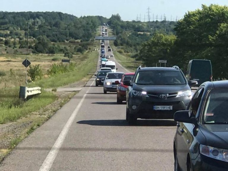 В Житомирской области полицейские обыскали участников автоколонны, которая движется в Краковец